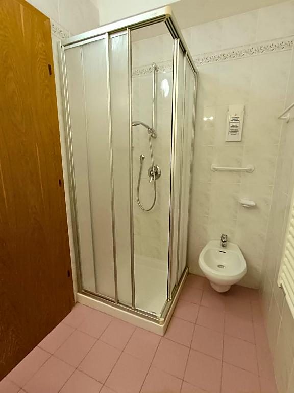 Bagno moderno, camere Hotel Rosalpina