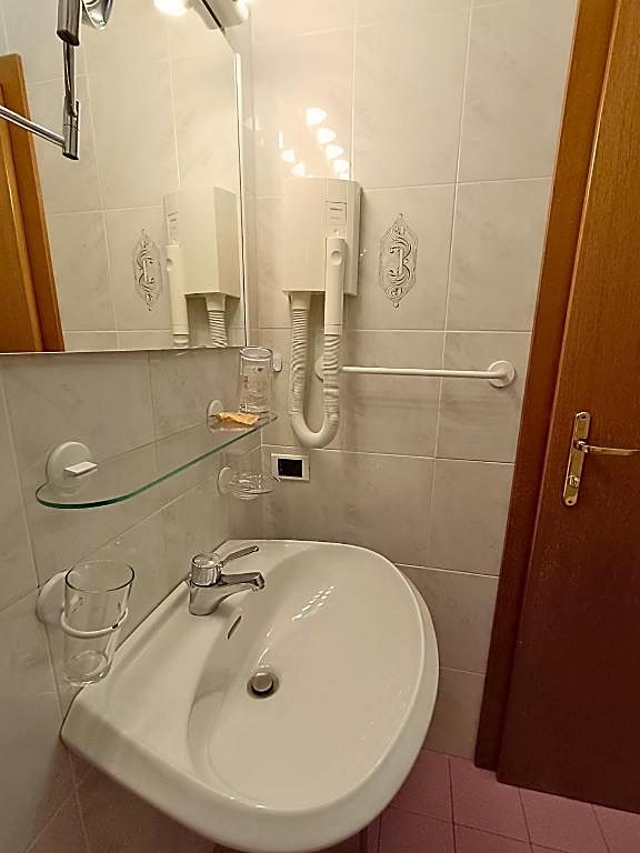 Bagno con doccia, Hotel Rosalpina