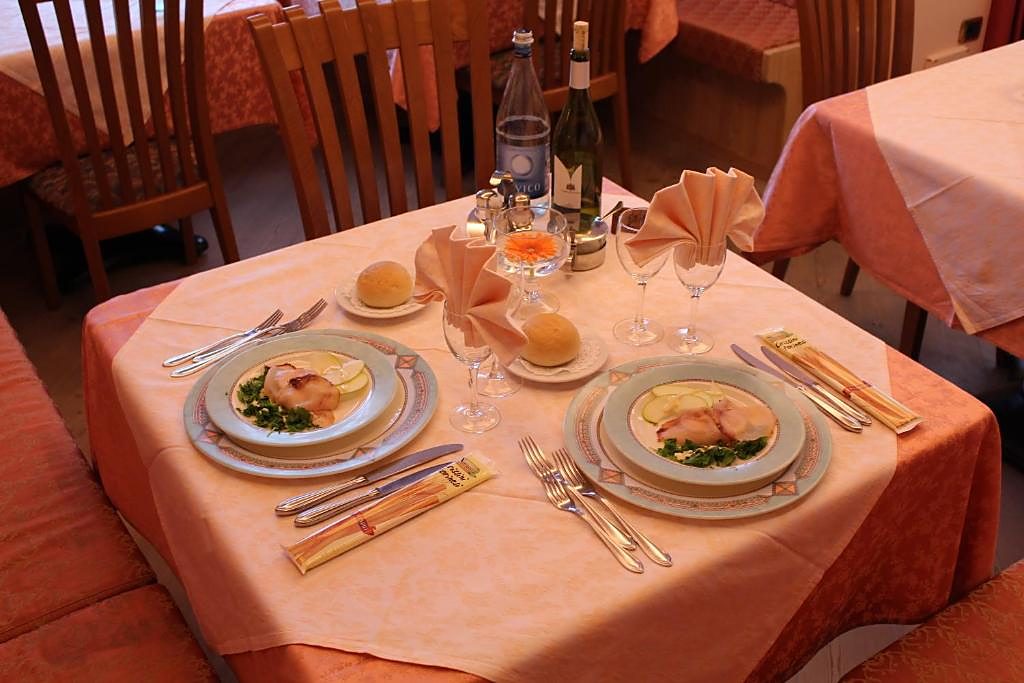 Tavolo apparecchiato, ristorante a Folgaria